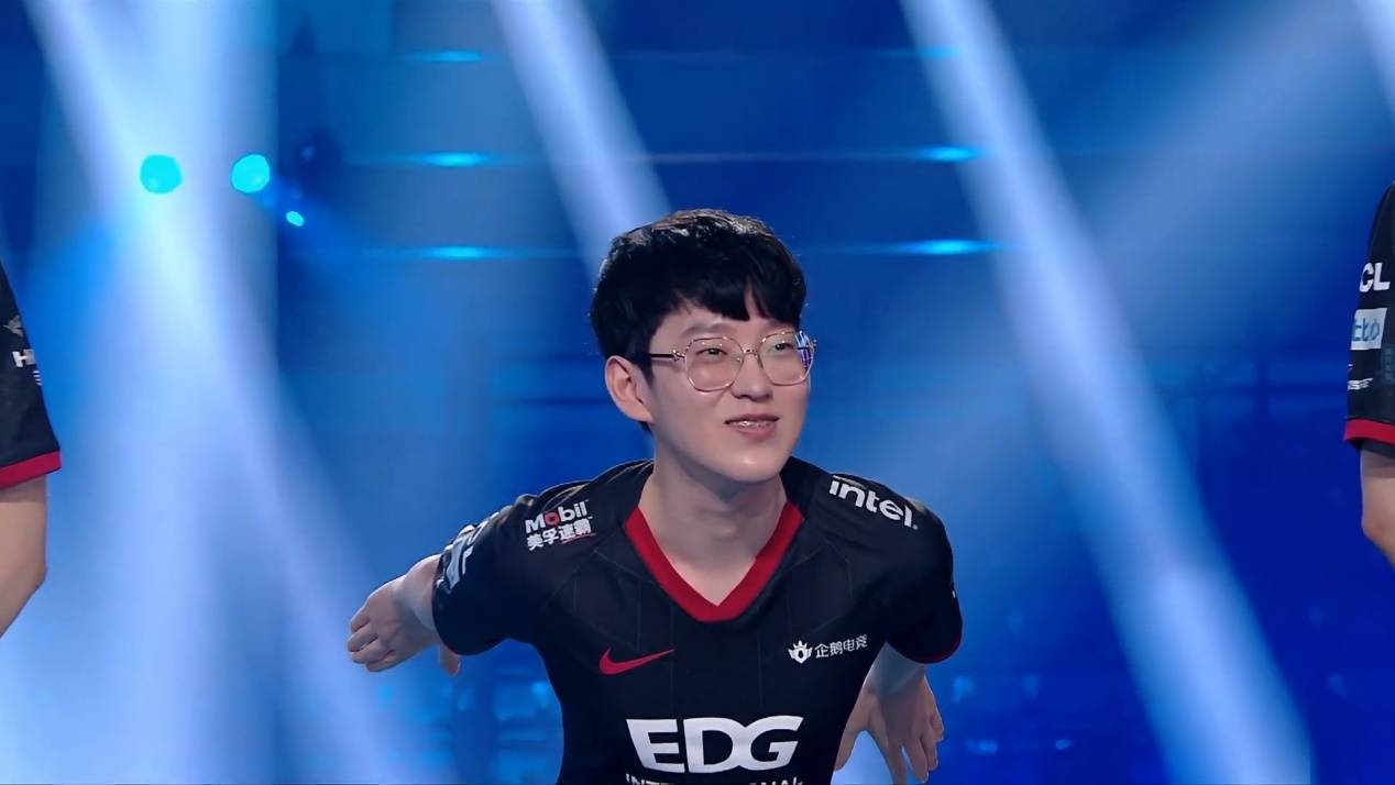 J9九游会 - Scout回归赛场，突破纪录首场状态亮眼，湖人观众沸腾！